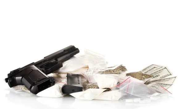 A kokain és a marihuána csomagban fegyvert elszigetelt fehér — Stock Fotó