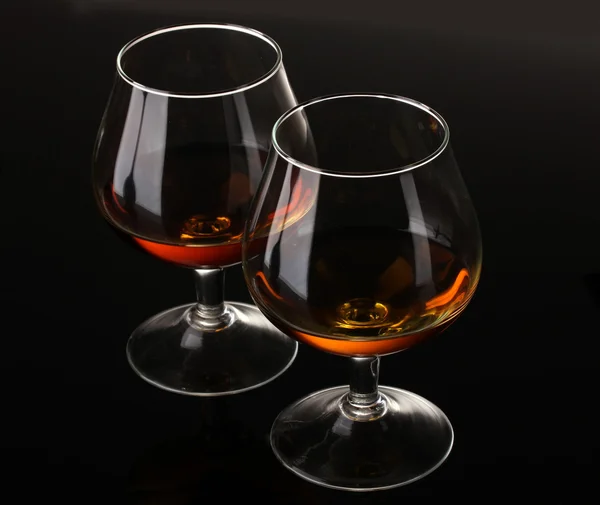Zwei Gläser Cognac auf schwarzem Hintergrund — Stockfoto