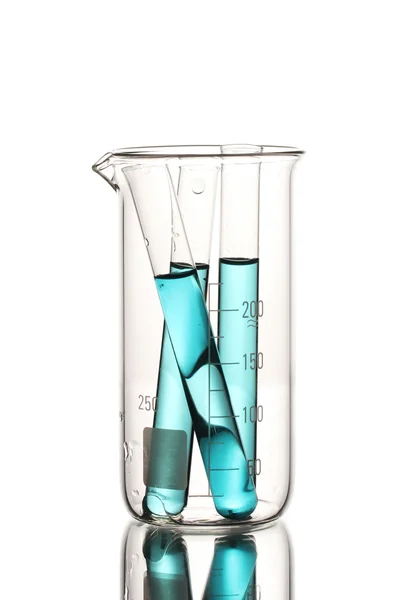 Εργαστήριο σωλήνες με μπλε υγρό στη μέτρηση ζέσεως με isola αντανάκλαση — Φωτογραφία Αρχείου