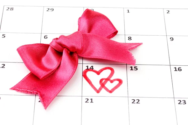 Takvim sayfası kalpleri ve yay st.valentines gün — Stok fotoğraf