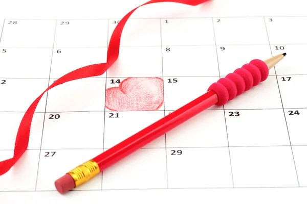 Календарь с сердечками, карандашом и лентой на День Святого Валентина — стоковое фото