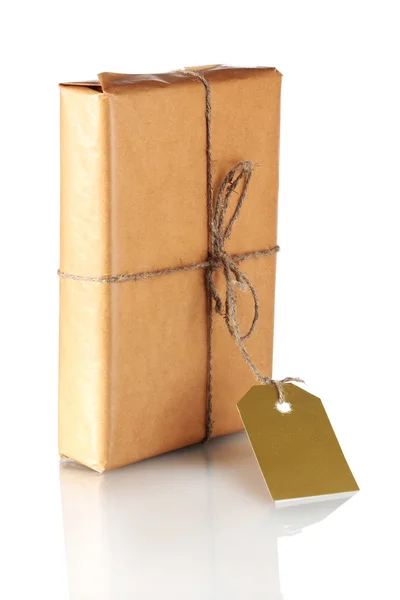 Упаковка, завернутая в коричневую бумагу, завязанная бечевкой и с изолированной этикеткой — стоковое фото