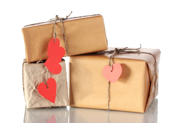 Tres paquetes con etiquetas en blanco en forma de corazón aisladas en blanco —  Fotos de Stock