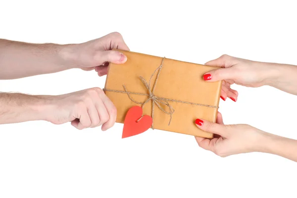 Ręka mężczyzny dając paczke z pustą etykietę kształcie serca kobieta isolat — Zdjęcie stockowe