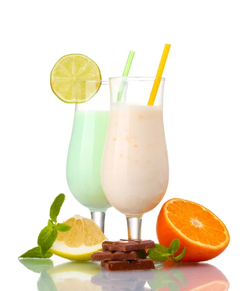 Молочні коктейлі з фруктами ізольовані на білому — стокове фото