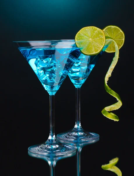 Синій коктейль в мартіні окулярах на синьому фоні — стокове фото