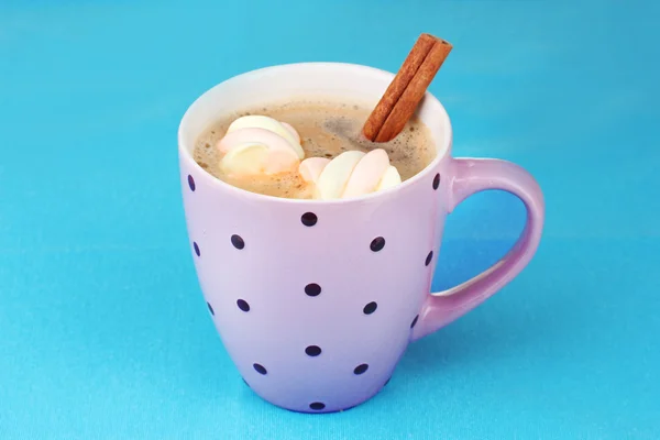 Tasse Cappucino mit Marshmallows und Zimt auf blauem Hintergrund — Stockfoto