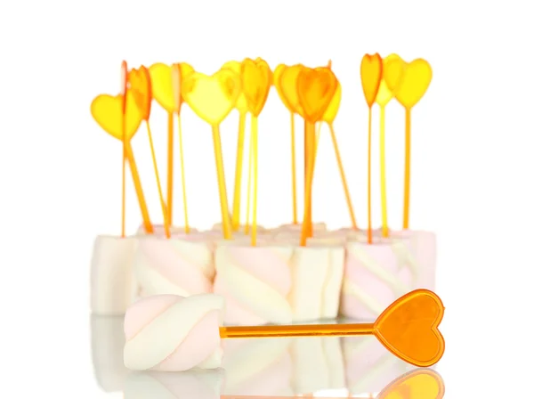 Marshmallows กับ skewers แยกกันบนสีขาว — ภาพถ่ายสต็อก