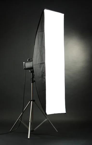 Estúdio flash com caixa macia no fundo do estúdio preto — Fotografia de Stock