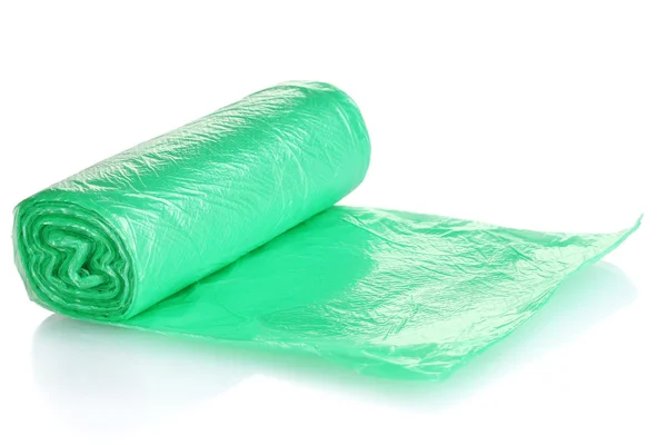 Рулон зеленых мешков для мусора, изолированных на белом — стоковое фото