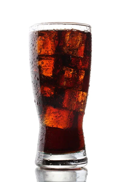 白で隔離される氷でコーラのガラス — ストック写真