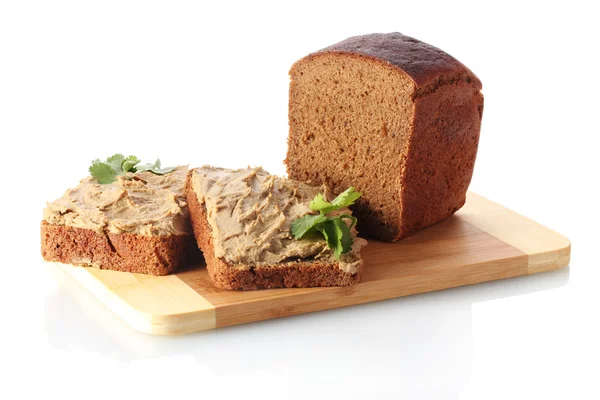 Свіжий паштет на хлібі на дерев'яній дошці ізольований на білому — стокове фото