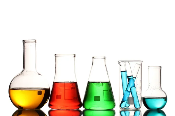 Verschillende laboratoriumglaswerk met kleur vloeistof en reflectie isolat — Stockfoto