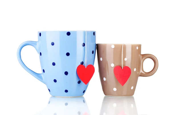 Iki bardak ve çay poşetleri ile üzerine beyaz izole kırmızı kalp şeklinde etiket — Stok fotoğraf
