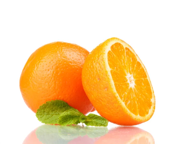 Mandarina saborosa isolada em branco — Fotografia de Stock