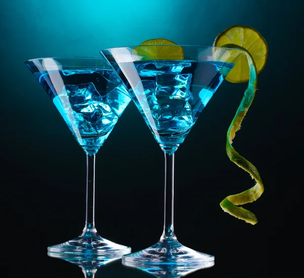 Mavi mavi zemin üzerine martini bardaklarda kokteyl — Stok fotoğraf