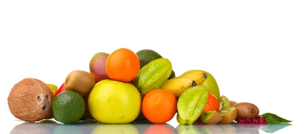 Sortiment av exotiska frukter isolerade på vitt — Stockfoto