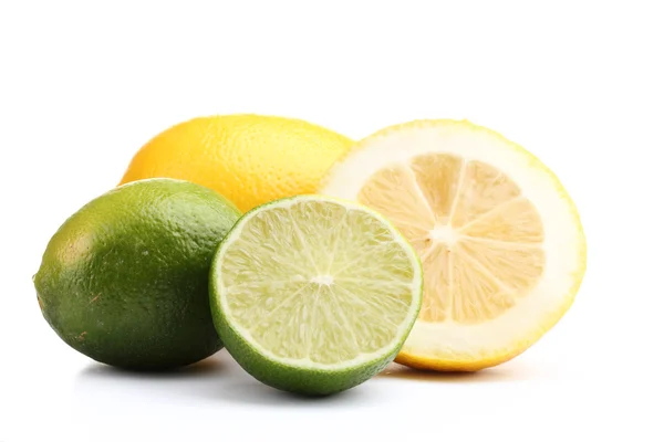 Limonki i cytryny na białym tle — Zdjęcie stockowe