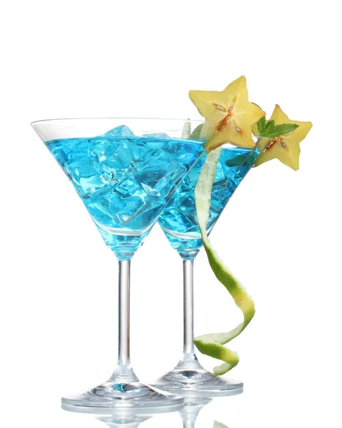 Blauer Cocktail in Martini-Gläsern mit Eis isoliert auf Weiß — Stockfoto