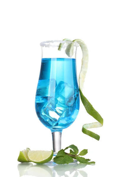 Cocktail albastru în pahare cu gheață și zahăr izolat pe alb — Fotografie, imagine de stoc