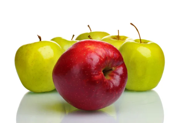 Соковиті солодкі яблука ізольовані на білому — стокове фото