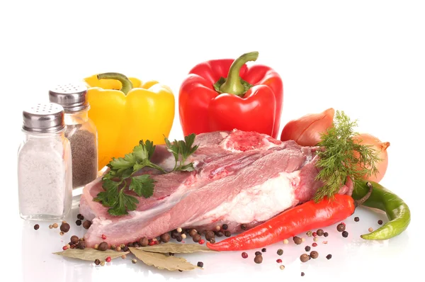 Rått kött och grönsaker isolerad på whit? — Stockfoto