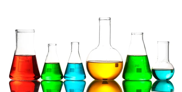 不同实验室玻璃器皿与颜色液体和反射 isolat — 图库照片