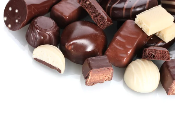 Birçok farklı çikolata şeker üzerine beyaz izole — Stok fotoğraf