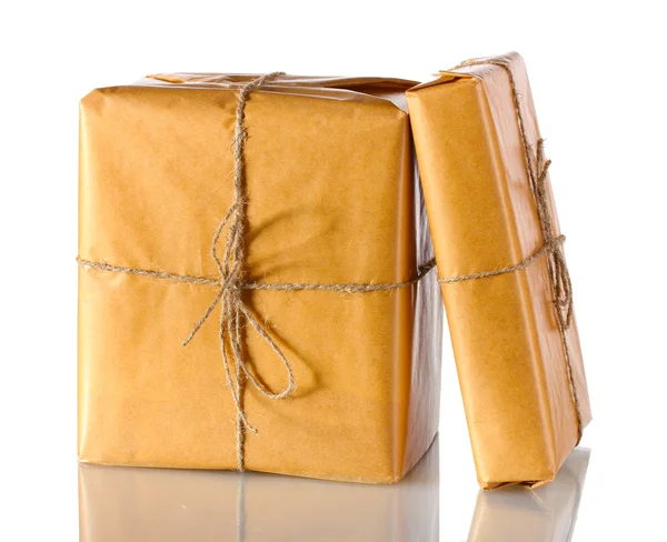 Zwei in braunes Papier gewickelte Pakete mit Bindfäden in Stapelisolierung angeordnet — Stockfoto