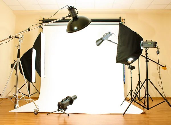 Puste studio fotograficzne ze sprzętem oświetleniowym — Zdjęcie stockowe