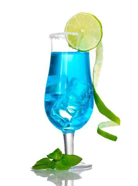 Cocktail in glazen met ijs en suiker geïsoleerd op wit blauw — Stockfoto
