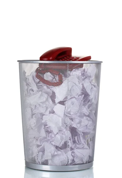 Téléphone rouge et du papier dans la poubelle en métal isolé sur blanc — Photo