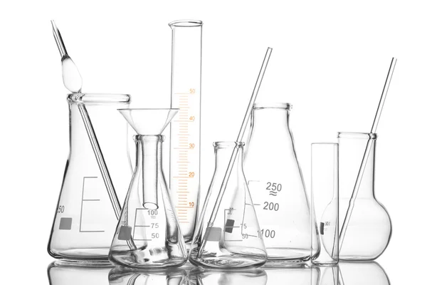 Vidros de laboratório vazios com reflexão isolada sobre branco — Fotografia de Stock