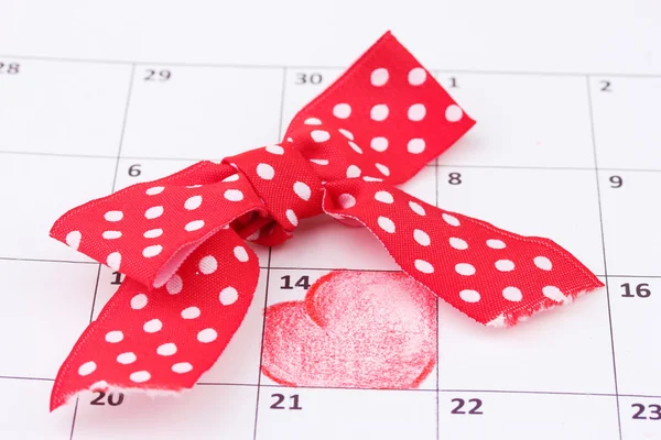 Calendar page with hearts and bow on St.Valentines Day — Stock Photo, Image