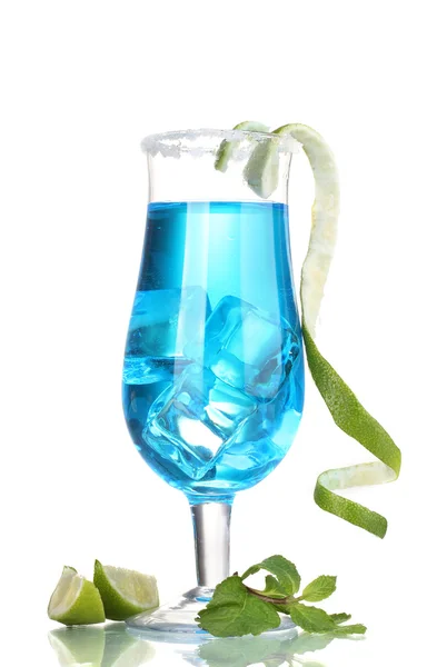 Голубой коктейль в стаканах со льдом и сахаром — стоковое фото