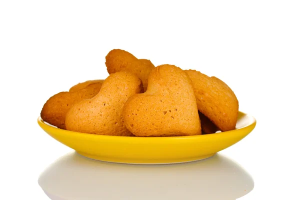 Biscotti a forma di cuore su piastra gialla isolata su bianco — Foto Stock