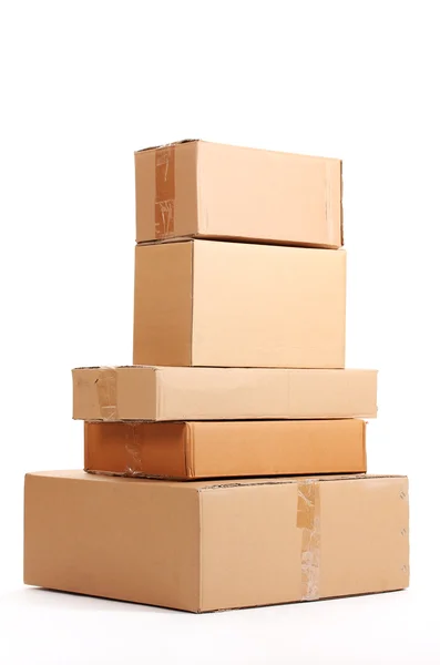 Brązowe pudełka kartonowe izolowane na białym — Zdjęcie stockowe