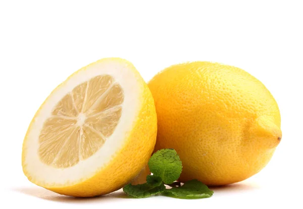 Frische Zitrone mit Minze isoliert auf weiß — Stockfoto