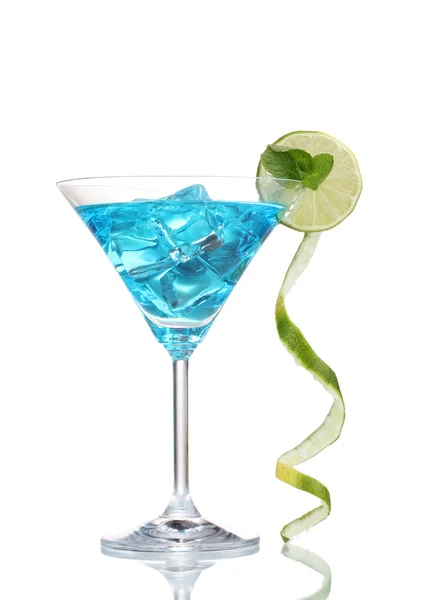 Синій коктейль в мартіні окулярах з льодом ізольовано на білому — стокове фото