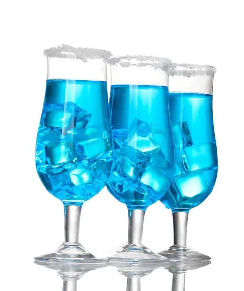 Cocktail bleu dans des verres avec glace et sucre isolé sur blanc — Photo