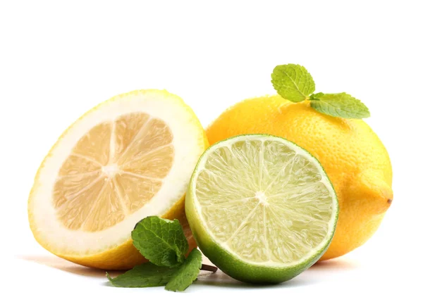 Свіжий лайм і лимон з м'ятою ізольовані на білому — стокове фото