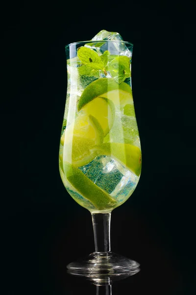 Glass of cocktail with lime and mint on black background — Stock Photo, Image