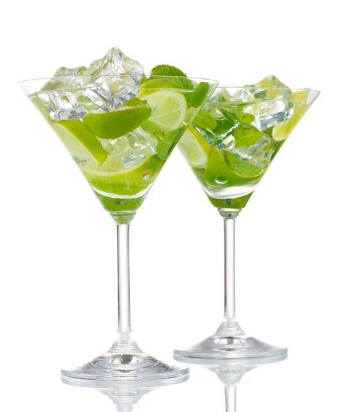Glazen cocktail met kalk en mint geïsoleerd op wit — Stockfoto