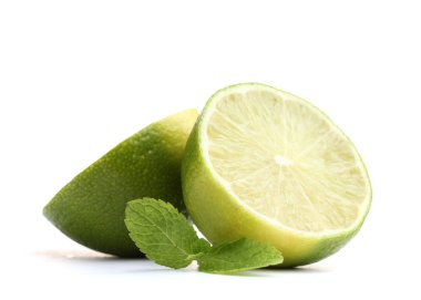 ile üzerine beyaz izole nane limon