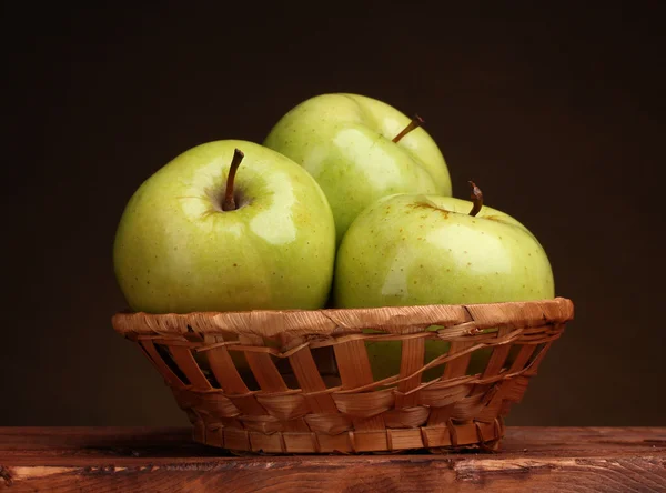 갈색 배경에 나무 테이블에 바구니에 달콤한 녹색 사과 — 스톡 사진