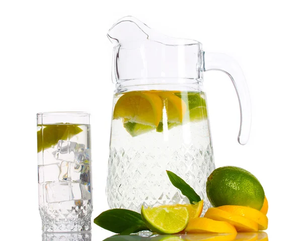 Кувшин и стакан лимонада и лимона изолированы на белом — стоковое фото