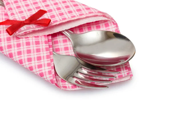 Fourchette et cuillère dans un tissu à carreaux avec un arc isolé sur blanc — Photo