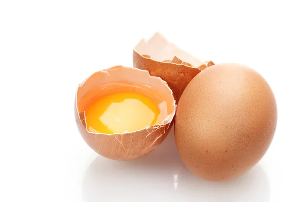 Bruin eieren met dooier geïsoleerd op wit — Stockfoto