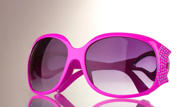 Óculos de sol rosa feminino com diamantes isolados em branco — Fotografia de Stock