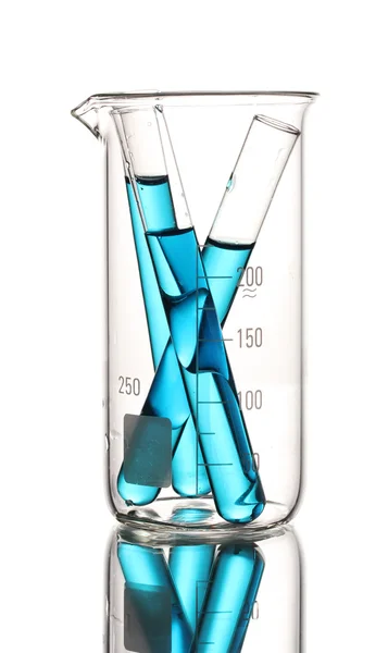 Tubos de laboratório com líquido azul em copo de medição com isola de reflexão — Fotografia de Stock